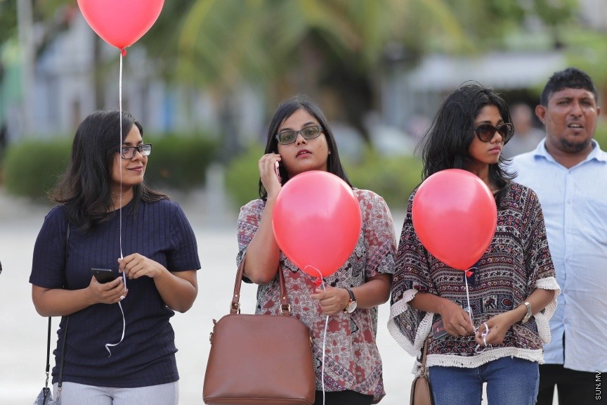 24 އޭޕްރީލް 2017: ޔާމީންގެ ހަނދާނުގައި ރަތް ފުއްޕާހަން ވައިގެ ތެރެއަށް ދޫކޮށްލުމުގެ ހަރަކާތުގެ ތެރެއިން: ހަށިގަނޑުގެ އެތައް ތަނަކަށް ތޫނު އެއްޗަކުން ހަމަލާދީ ރަހުމު ކުޑަ ގޮތަކަށް މަރާލި ސޯޝަލް މީޑިއާ އެކްޓިވިސްޓް އަދި ބުލޮގަރު ޔާމީން ރަޝީދު މަރާ ގުޅިގެން ގިނަ އަދަދެއްގެ ނޫސްވެރިންނާއި އާއްމުން މިއަދު ހަވީރު، ރަތް ފުއްޕާހަން ވައިގެ ތެރެއަށް ވަނީ ދޫކޮށްލާފައި---ސަން ފޮޓޯ/ ފަޔާޒު މޫސާ
