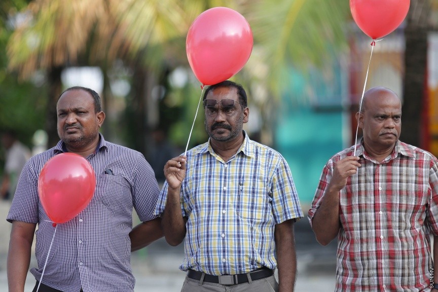24 އޭޕްރީލް 2017: ޔާމީންގެ ހަނދާނުގައި ރަތް ފުއްޕާހަން ވައިގެ ތެރެއަށް ދޫކޮށްލުމުގެ ހަރަކާތުގެ ތެރެއިން: ހަށިގަނޑުގެ އެތައް ތަނަކަށް ތޫނު އެއްޗަކުން ހަމަލާދީ ރަހުމު ކުޑަ ގޮތަކަށް މަރާލި ސޯޝަލް މީޑިއާ އެކްޓިވިސްޓް އަދި ބުލޮގަރު ޔާމީން ރަޝީދު މަރާ ގުޅިގެން ގިނަ އަދަދެއްގެ ނޫސްވެރިންނާއި އާއްމުން މިއަދު ހަވީރު، ރަތް ފުއްޕާހަން ވައިގެ ތެރެއަށް ވަނީ ދޫކޮށްލާފައި---ސަން ފޮޓޯ/ ފަޔާޒު މޫސާ