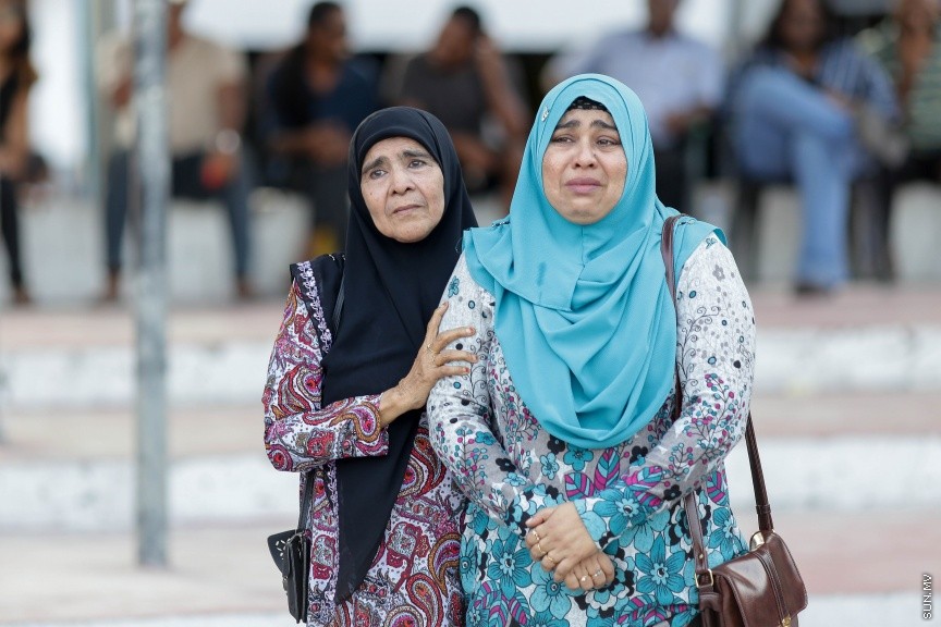 24 އޭޕްރީލް 2017: ޔާމީންގެ ހަނދާނުގައި ރަތް ފުއްޕާހަން ވައިގެ ތެރެއަށް ދޫކޮށްލުމުގެ ހަރަކާތުގެ ތެރެއިން: ހަށިގަނޑުގެ އެތައް ތަނަކަށް ތޫނު އެއްޗަކުން ހަމަލާދީ ރަހުމު ކުޑަ ގޮތަކަށް މަރާލި ސޯޝަލް މީޑިއާ އެކްޓިވިސްޓް އަދި ބުލޮގަރު ޔާމީން ރަޝީދު މަރާ ގުޅިގެން ގިނަ އަދަދެއްގެ ނޫސްވެރިންނާއި އާއްމުން މިއަދު ހަވީރު، ރަތް ފުއްޕާހަން ވައިގެ ތެރެއަށް ވަނީ ދޫކޮށްލާފައި---ސަން ފޮޓޯ/ ފަޔާޒު މޫސާ