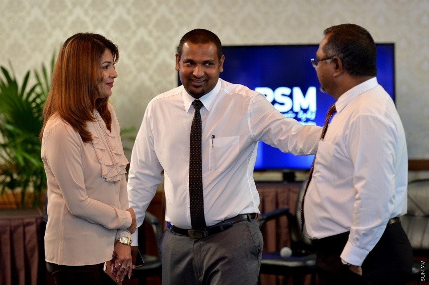 03 މެއި 2017: ޕަބްލިކް ސާވިސް މީޑިއާ (ޕީއެސްއެމް) އިން 24 ގަޑިއިރު ހަބަރު ގެނެސްދިނުމަށް "ޕީއެސްއެމް ނިއުސް"ގެ ނަމުގައި ޗެނަލެއް އިފްތިތާހުކުރުމަށް ބޭއްވި ރަސްމިއްޔާތުގެ ތެރެއިން: މިއަދު ރައީސް އޮފީހުގައި ބޭއްވި ހާއްސަ ރަސްމިއްޔާތެއްގައި ޕީއެސްއެމް ނިއުސް ޗެނަލް އިފްތިތާހުކޮށްދެއްވީ ރައީސް އަބްދުﷲ ޔާމީން އަބްދުލްގައްޔޫމެވެ---ފޮޓޯ/ ރައީސް އޮފީސް 
