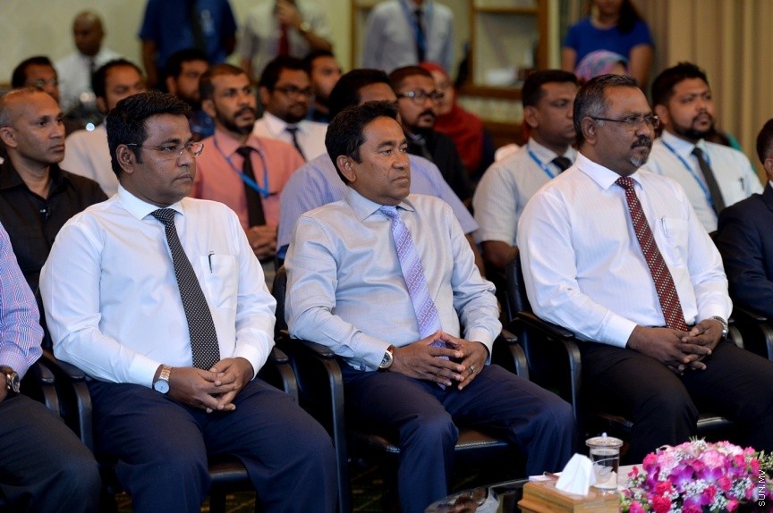 03 މެއި 2017: ޕަބްލިކް ސާވިސް މީޑިއާ (ޕީއެސްއެމް) އިން 24 ގަޑިއިރު ހަބަރު ގެނެސްދިނުމަށް "ޕީއެސްއެމް ނިއުސް"ގެ ނަމުގައި ޗެނަލެއް އިފްތިތާހުކުރުމަށް ބޭއްވި ރަސްމިއްޔާތުގެ ތެރެއިން: މިއަދު ރައީސް އޮފީހުގައި ބޭއްވި ހާއްސަ ރަސްމިއްޔާތެއްގައި ޕީއެސްއެމް ނިއުސް ޗެނަލް އިފްތިތާހުކޮށްދެއްވީ ރައީސް އަބްދުﷲ ޔާމީން އަބްދުލްގައްޔޫމެވެ---ފޮޓޯ/ ރައީސް އޮފީސް 