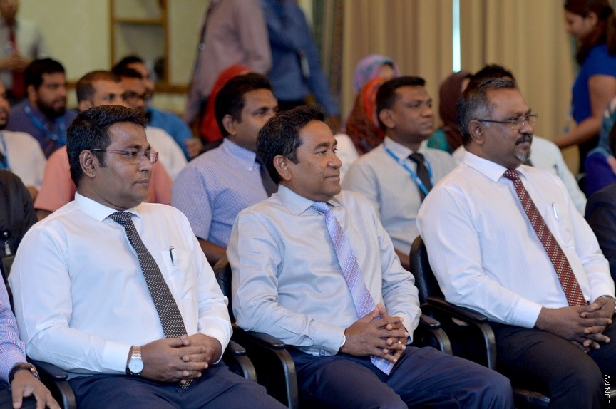 03 މެއި 2017: ޕަބްލިކް ސާވިސް މީޑިއާ (ޕީއެސްއެމް) އިން 24 ގަޑިއިރު ހަބަރު ގެނެސްދިނުމަށް "ޕީއެސްއެމް ނިއުސް"ގެ ނަމުގައި ޗެނަލެއް އިފްތިތާހުކުރުމަށް ބޭއްވި ރަސްމިއްޔާތުގެ ތެރެއިން: މިއަދު ރައީސް އޮފީހުގައި ބޭއްވި ހާއްސަ ރަސްމިއްޔާތެއްގައި ޕީއެސްއެމް ނިއުސް ޗެނަލް އިފްތިތާހުކޮށްދެއްވީ ރައީސް އަބްދުﷲ ޔާމީން އަބްދުލްގައްޔޫމެވެ---ފޮޓޯ/ ރައީސް އޮފީސް 