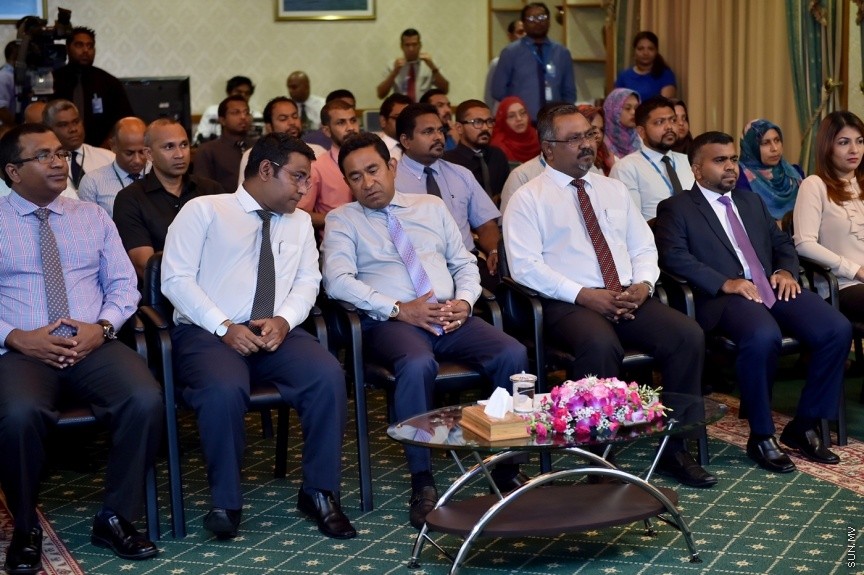 03 މެއި 2017: ޕަބްލިކް ސާވިސް މީޑިއާ (ޕީއެސްއެމް) އިން 24 ގަޑިއިރު ހަބަރު ގެނެސްދިނުމަށް "ޕީއެސްއެމް ނިއުސް"ގެ ނަމުގައި ޗެނަލެއް އިފްތިތާހުކުރުމަށް ބޭއްވި ރަސްމިއްޔާތުގެ ތެރެއިން: މިއަދު ރައީސް އޮފީހުގައި ބޭއްވި ހާއްސަ ރަސްމިއްޔާތެއްގައި ޕީއެސްއެމް ނިއުސް ޗެނަލް އިފްތިތާހުކޮށްދެއްވީ ރައީސް އަބްދުﷲ ޔާމީން އަބްދުލްގައްޔޫމެވެ---ފޮޓޯ/ ރައީސް އޮފީސް 