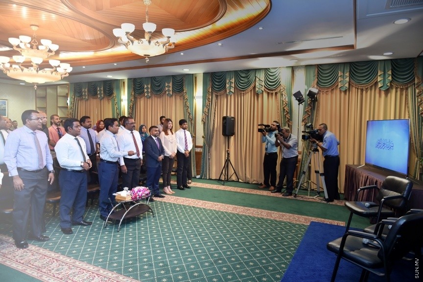 03 މެއި 2017: ޕަބްލިކް ސާވިސް މީޑިއާ (ޕީއެސްއެމް) އިން 24 ގަޑިއިރު ހަބަރު ގެނެސްދިނުމަށް "ޕީއެސްއެމް ނިއުސް"ގެ ނަމުގައި ޗެނަލެއް އިފްތިތާހުކުރުމަށް ބޭއްވި ރަސްމިއްޔާތުގެ ތެރެއިން: މިއަދު ރައީސް އޮފީހުގައި ބޭއްވި ހާއްސަ ރަސްމިއްޔާތެއްގައި ޕީއެސްއެމް ނިއުސް ޗެނަލް އިފްތިތާހުކޮށްދެއްވީ ރައީސް އަބްދުﷲ ޔާމީން އަބްދުލްގައްޔޫމެވެ---ފޮޓޯ/ ރައީސް އޮފީސް 
