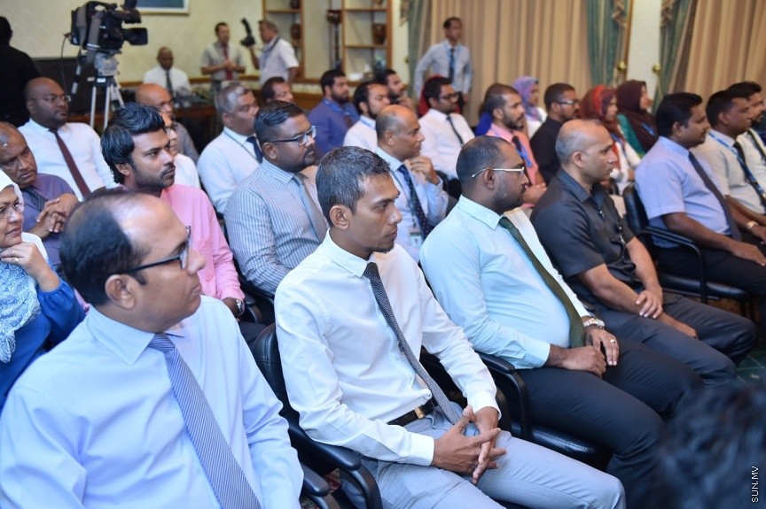 03 މެއި 2017: ޕަބްލިކް ސާވިސް މީޑިއާ (ޕީއެސްއެމް) އިން 24 ގަޑިއިރު ހަބަރު ގެނެސްދިނުމަށް "ޕީއެސްއެމް ނިއުސް"ގެ ނަމުގައި ޗެނަލެއް އިފްތިތާހުކުރުމަށް ބޭއްވި ރަސްމިއްޔާތުގެ ތެރެއިން: މިއަދު ރައީސް އޮފީހުގައި ބޭއްވި ހާއްސަ ރަސްމިއްޔާތެއްގައި ޕީއެސްއެމް ނިއުސް ޗެނަލް އިފްތިތާހުކޮށްދެއްވީ ރައީސް އަބްދުﷲ ޔާމީން އަބްދުލްގައްޔޫމެވެ---ފޮޓޯ/ ރައީސް އޮފީސް 