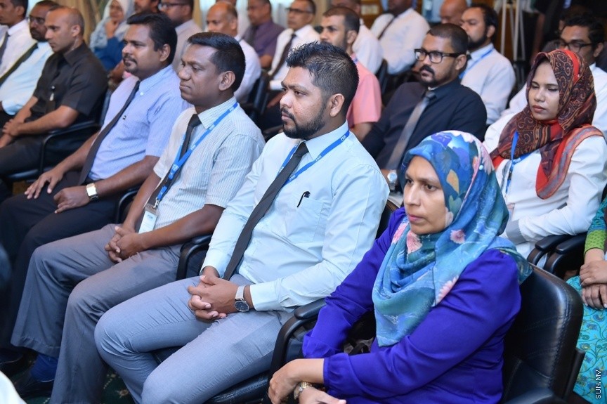 03 މެއި 2017: ޕަބްލިކް ސާވިސް މީޑިއާ (ޕީއެސްއެމް) އިން 24 ގަޑިއިރު ހަބަރު ގެނެސްދިނުމަށް "ޕީއެސްއެމް ނިއުސް"ގެ ނަމުގައި ޗެނަލެއް އިފްތިތާހުކުރުމަށް ބޭއްވި ރަސްމިއްޔާތުގެ ތެރެއިން: މިއަދު ރައީސް އޮފީހުގައި ބޭއްވި ހާއްސަ ރަސްމިއްޔާތެއްގައި ޕީއެސްއެމް ނިއުސް ޗެނަލް އިފްތިތާހުކޮށްދެއްވީ ރައީސް އަބްދުﷲ ޔާމީން އަބްދުލްގައްޔޫމެވެ---ފޮޓޯ/ ރައީސް އޮފީސް 
