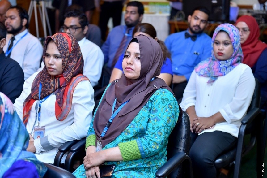 03 މެއި 2017: ޕަބްލިކް ސާވިސް މީޑިއާ (ޕީއެސްއެމް) އިން 24 ގަޑިއިރު ހަބަރު ގެނެސްދިނުމަށް "ޕީއެސްއެމް ނިއުސް"ގެ ނަމުގައި ޗެނަލެއް އިފްތިތާހުކުރުމަށް ބޭއްވި ރަސްމިއްޔާތުގެ ތެރެއިން: މިއަދު ރައީސް އޮފީހުގައި ބޭއްވި ހާއްސަ ރަސްމިއްޔާތެއްގައި ޕީއެސްއެމް ނިއުސް ޗެނަލް އިފްތިތާހުކޮށްދެއްވީ ރައީސް އަބްދުﷲ ޔާމީން އަބްދުލްގައްޔޫމެވެ---ފޮޓޯ/ ރައީސް އޮފީސް 