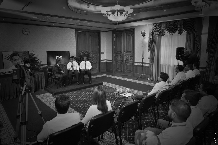 03 މެއި 2017: ޕަބްލިކް ސާވިސް މީޑިއާ (ޕީއެސްއެމް) އިން 24 ގަޑިއިރު ހަބަރު ގެނެސްދިނުމަށް "ޕީއެސްއެމް ނިއުސް"ގެ ނަމުގައި ޗެނަލެއް އިފްތިތާހުކުރުމަށް ބޭއްވި ރަސްމިއްޔާތުގެ ތެރެއިން: މިއަދު ރައީސް އޮފީހުގައި ބޭއްވި ހާއްސަ ރަސްމިއްޔާތެއްގައި ޕީއެސްއެމް ނިއުސް ޗެނަލް އިފްތިތާހުކޮށްދެއްވީ ރައީސް އަބްދުﷲ ޔާމީން އަބްދުލްގައްޔޫމެވެ---ފޮޓޯ/ ރައީސް އޮފީސް 