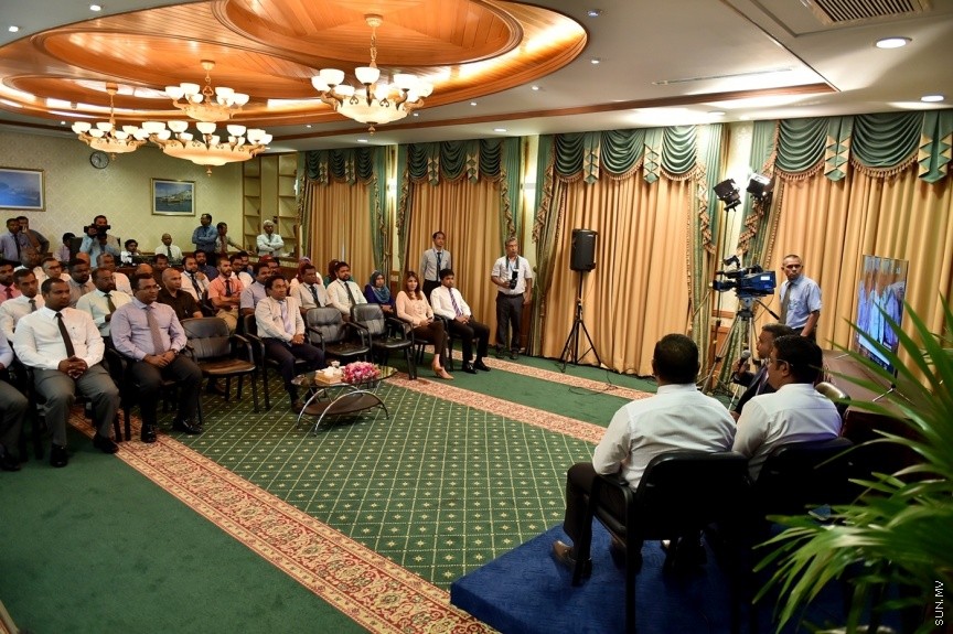 03 މެއި 2017: ޕަބްލިކް ސާވިސް މީޑިއާ (ޕީއެސްއެމް) އިން 24 ގަޑިއިރު ހަބަރު ގެނެސްދިނުމަށް "ޕީއެސްއެމް ނިއުސް"ގެ ނަމުގައި ޗެނަލެއް އިފްތިތާހުކުރުމަށް ބޭއްވި ރަސްމިއްޔާތުގެ ތެރެއިން: މިއަދު ރައީސް އޮފީހުގައި ބޭއްވި ހާއްސަ ރަސްމިއްޔާތެއްގައި ޕީއެސްއެމް ނިއުސް ޗެނަލް އިފްތިތާހުކޮށްދެއްވީ ރައީސް އަބްދުﷲ ޔާމީން އަބްދުލްގައްޔޫމެވެ---ފޮޓޯ/ ރައީސް އޮފީސް 