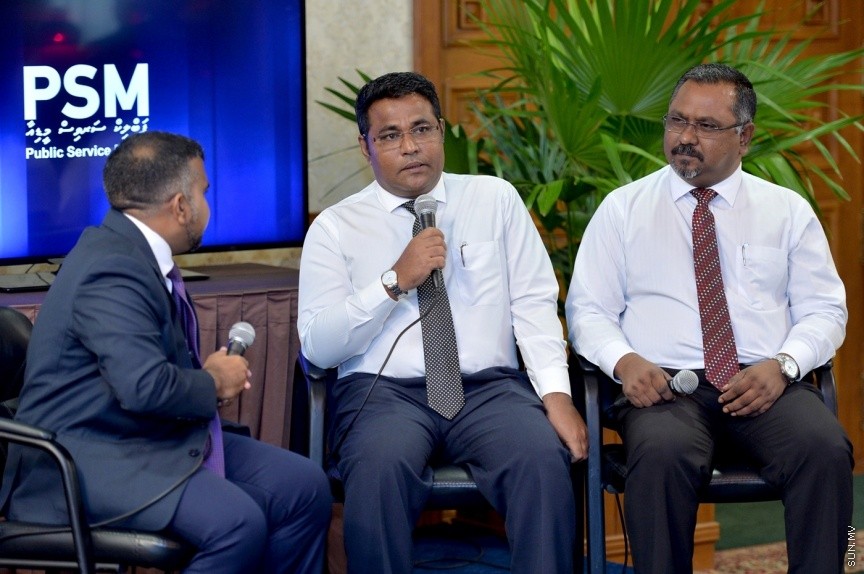 03 މެއި 2017: ޕަބްލިކް ސާވިސް މީޑިއާ (ޕީއެސްއެމް) އިން 24 ގަޑިއިރު ހަބަރު ގެނެސްދިނުމަށް "ޕީއެސްއެމް ނިއުސް"ގެ ނަމުގައި ޗެނަލެއް އިފްތިތާހުކުރުމަށް ބޭއްވި ރަސްމިއްޔާތުގެ ތެރެއިން: މިއަދު ރައީސް އޮފީހުގައި ބޭއްވި ހާއްސަ ރަސްމިއްޔާތެއްގައި ޕީއެސްއެމް ނިއުސް ޗެނަލް އިފްތިތާހުކޮށްދެއްވީ ރައީސް އަބްދުﷲ ޔާމީން އަބްދުލްގައްޔޫމެވެ---ފޮޓޯ/ ރައީސް އޮފީސް 