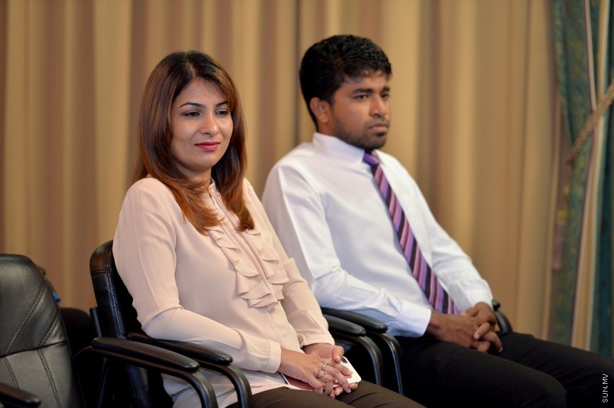03 މެއި 2017: ޕަބްލިކް ސާވިސް މީޑިއާ (ޕީއެސްއެމް) އިން 24 ގަޑިއިރު ހަބަރު ގެނެސްދިނުމަށް "ޕީއެސްއެމް ނިއުސް"ގެ ނަމުގައި ޗެނަލެއް އިފްތިތާހުކުރުމަށް ބޭއްވި ރަސްމިއްޔާތުގެ ތެރެއިން: މިއަދު ރައީސް އޮފީހުގައި ބޭއްވި ހާއްސަ ރަސްމިއްޔާތެއްގައި ޕީއެސްއެމް ނިއުސް ޗެނަލް އިފްތިތާހުކޮށްދެއްވީ ރައީސް އަބްދުﷲ ޔާމީން އަބްދުލްގައްޔޫމެވެ---ފޮޓޯ/ ރައީސް އޮފީސް 
