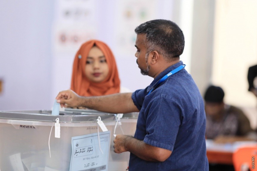 މޭ 6، 2017: ކުރިއަށް އޮތް ތިން އަހަރު ދުވަހަށް އިންތިޚާބުކުރާ، ލޯކަލް ކައުންސިލްތަކުގެ އިންތިހާބުގެ ވޯޓްލުމުގެ ތެރެއިން -- ސަން ފޮޓޯ/ ފަޔާޒު މޫސާ