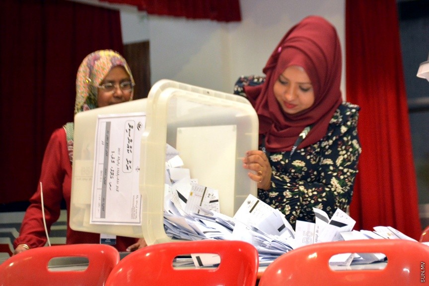 މޭ 6، 2017: ލޯކަލް ކައުސިލް އިންތިހާބުގައި މާލޭގައި ބެހެއްޓި ބައެއް ވޯޓް ފޮށިތަށް ގުނަން ފެށުން -- ސަން ފޮޓޯ/ ފަޔާޒު މޫސާ 