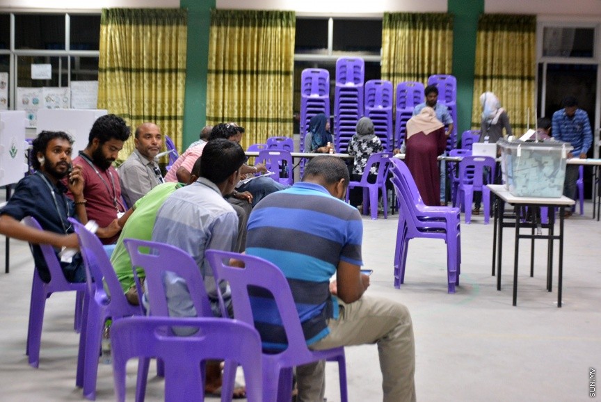 މޭ 6، 2017: ލޯކަލް ކައުސިލް އިންތިހާބުގައި މާލޭގައި ބެހެއްޓި ބައެއް ވޯޓް ފޮށިތަށް ގުނަން ފެށުން -- ސަން ފޮޓޯ/ ފަޔާޒު މޫސާ 