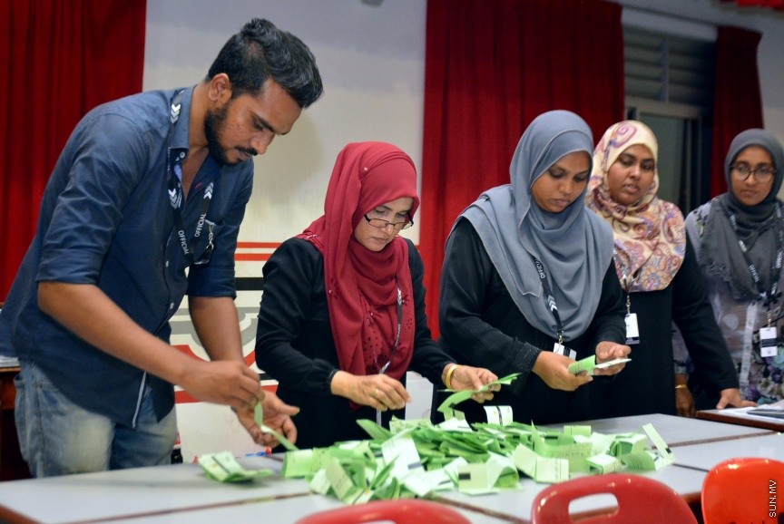 މޭ 6، 2017: ލޯކަލް ކައުސިލް އިންތިހާބުގައި މާލޭގައި ބެހެއްޓި ބައެއް ވޯޓް ފޮށިތަށް ގުނަން ފެށުން -- ސަން ފޮޓޯ/ ފަޔާޒު މޫސާ 
