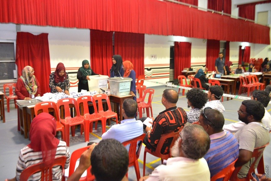މޭ 6، 2017: ލޯކަލް ކައުސިލް އިންތިހާބުގައި މާލޭގައި ބެހެއްޓި ބައެއް ވޯޓް ފޮށިތަށް ގުނަން ފެށުން -- ސަން ފޮޓޯ/ ފަޔާޒު މޫސާ 