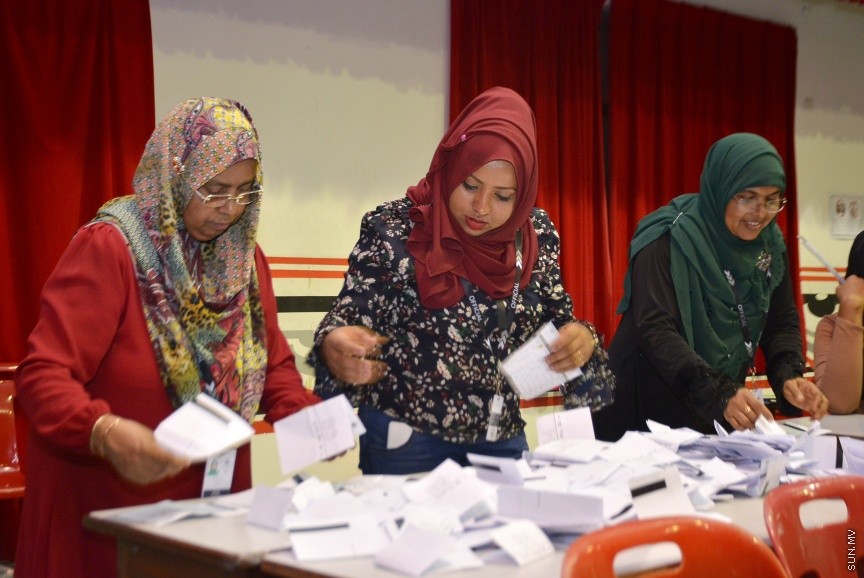 މޭ 6، 2017: ލޯކަލް ކައުސިލް އިންތިހާބުގައި މާލޭގައި ބެހެއްޓި ބައެއް ވޯޓް ފޮށިތަށް ގުނަން ފެށުން -- ސަން ފޮޓޯ/ ފަޔާޒު މޫސާ 