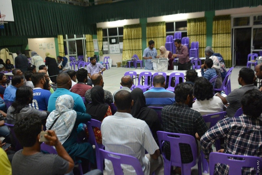 މޭ 6، 2017: ލޯކަލް ކައުސިލް އިންތިހާބުގައި މާލޭގައި ބެހެއްޓި ބައެއް ވޯޓް ފޮށިތަށް ގުނަން ފެށުން -- ސަން ފޮޓޯ/ ފަޔާޒު މޫސާ 