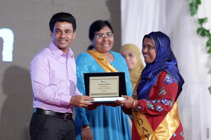 މޭ 13، 2017: ބައިނަލްއަގުވާމީ ނަރުހުންގެ ދުވަހުގެ މުނާސަބަތުގައި  ދަރުބާރުގޭގައި ބޭއްވި ޖަލްސާގެ ތެރެއިން -- ސަން ފޮޓޯ/ ފަޔާޒު މޫސާ