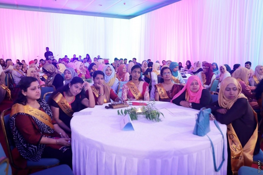 މޭ 13، 2017: ބައިނަލްއަގުވާމީ ނަރުހުންގެ ދުވަހުގެ މުނާސަބަތުގައި  ދަރުބާރުގޭގައި ބޭއްވި ޖަލްސާގެ ތެރެއިން -- ސަން ފޮޓޯ/ ފަޔާޒު މޫސާ