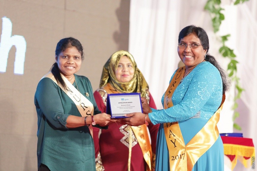 މޭ 13، 2017: ބައިނަލްއަގުވާމީ ނަރުހުންގެ ދުވަހުގެ މުނާސަބަތުގައި  ދަރުބާރުގޭގައި ބޭއްވި ޖަލްސާގެ ތެރެއިން -- ސަން ފޮޓޯ/ ފަޔާޒު މޫސާ