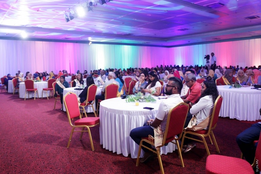 މޭ 13، 2017: ބައިނަލްއަގުވާމީ ނަރުހުންގެ ދުވަހުގެ މުނާސަބަތުގައި  ދަރުބާރުގޭގައި ބޭއްވި ޖަލްސާގެ ތެރެއިން -- ސަން ފޮޓޯ/ ފަޔާޒު މޫސާ