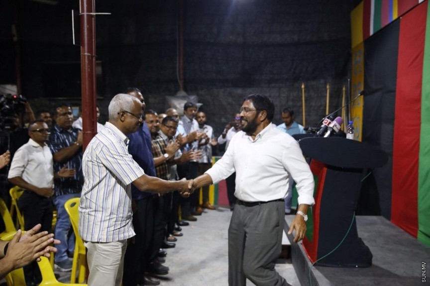 މޭ 17، 2017: އިދިކޮޅު ކޯލިޝަނުން އެމްޑީޕީ ހަރުގޭގައި ބޭއްވި ޖަލްސާ: ބަންދުން ދޫކޮށްލިއިރު ކުރި ޝަރުތުތައް މިއަދު އުވާލުމާއެކު ޖުމްހޫރީ ޕާޓީގެ ލީޑަރު ގާސިމް އިބްރާހީމް ވަނީ މިރޭގެ ޖަލްސާގައި ބައިވެރިވެވަޑައިންފައި --- ސަން ފޮޓޯ: ފަޔާޒު މޫސާ