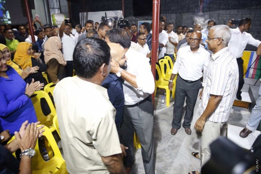 މޭ 17، 2017: އިދިކޮޅު ކޯލިޝަނުން އެމްޑީޕީ ހަރުގޭގައި ބޭއްވި ޖަލްސާ: ބަންދުން ދޫކޮށްލިއިރު ކުރި ޝަރުތުތައް މިއަދު އުވާލުމާއެކު ޖުމްހޫރީ ޕާޓީގެ ލީޑަރު ގާސިމް އިބްރާހީމް ވަނީ މިރޭގެ ޖަލްސާގައި ބައިވެރިވެވަޑައިންފައި --- ސަން ފޮޓޯ: ފަޔާޒު މޫސާ