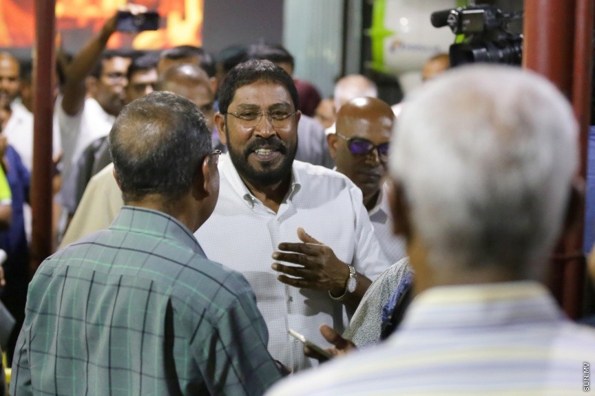 މޭ 17، 2017: އިދިކޮޅު ކޯލިޝަނުން އެމްޑީޕީ ހަރުގޭގައި ބޭއްވި ޖަލްސާ: ބަންދުން ދޫކޮށްލިއިރު ކުރި ޝަރުތުތައް މިއަދު އުވާލުމާއެކު ޖުމްހޫރީ ޕާޓީގެ ލީޑަރު ގާސިމް އިބްރާހީމް ވަނީ މިރޭގެ ޖަލްސާގައި ބައިވެރިވެވަޑައިންފައި --- ސަން ފޮޓޯ: ފަޔާޒު މޫސާ