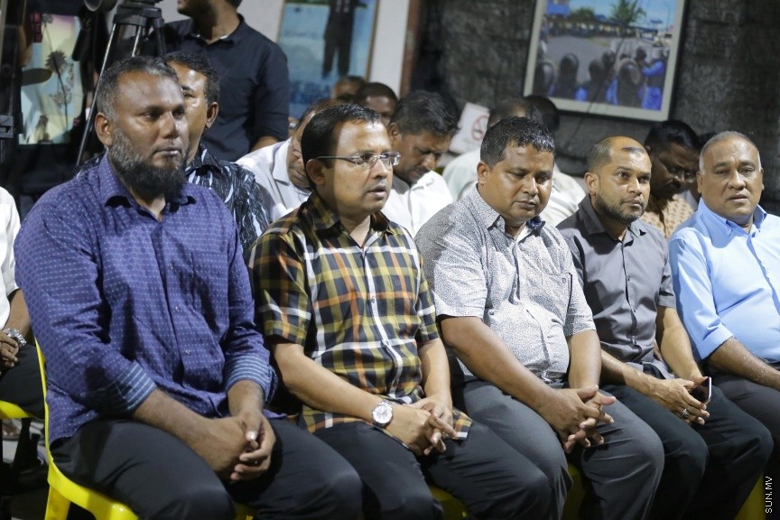 މޭ 17، 2017: އިދިކޮޅު ކޯލިޝަނުން އެމްޑީޕީ ހަރުގޭގައި ބޭއްވި ޖަލްސާ: ބަންދުން ދޫކޮށްލިއިރު ކުރި ޝަރުތުތައް މިއަދު އުވާލުމާއެކު ޖުމްހޫރީ ޕާޓީގެ ލީޑަރު ގާސިމް އިބްރާހީމް ވަނީ މިރޭގެ ޖަލްސާގައި ބައިވެރިވެވަޑައިންފައި --- ސަން ފޮޓޯ: ފަޔާޒު މޫސާ