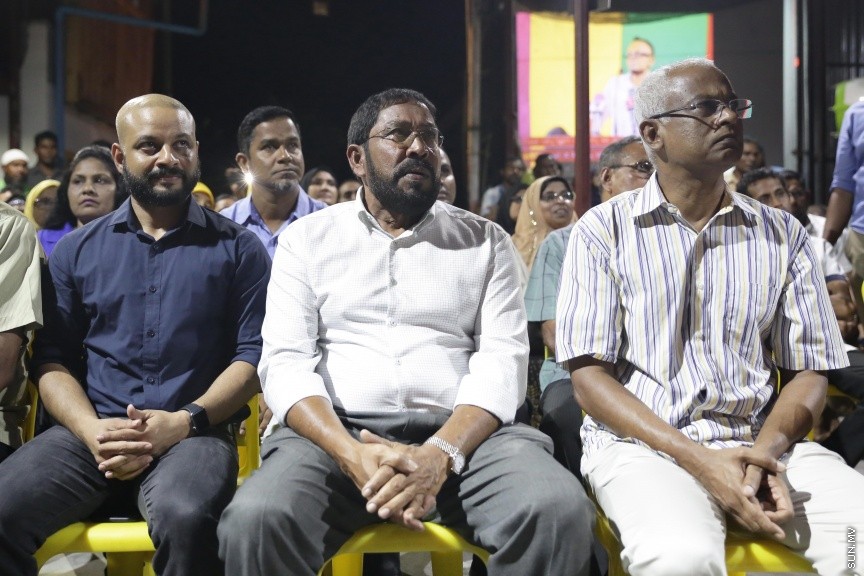 މޭ 17، 2017: އިދިކޮޅު ކޯލިޝަނުން އެމްޑީޕީ ހަރުގޭގައި ބޭއްވި ޖަލްސާ: ބަންދުން ދޫކޮށްލިއިރު ކުރި ޝަރުތުތައް މިއަދު އުވާލުމާއެކު ޖުމްހޫރީ ޕާޓީގެ ލީޑަރު ގާސިމް އިބްރާހީމް ވަނީ މިރޭގެ ޖަލްސާގައި ބައިވެރިވެވަޑައިންފައި --- ސަން ފޮޓޯ: ފަޔާޒު މޫސާ