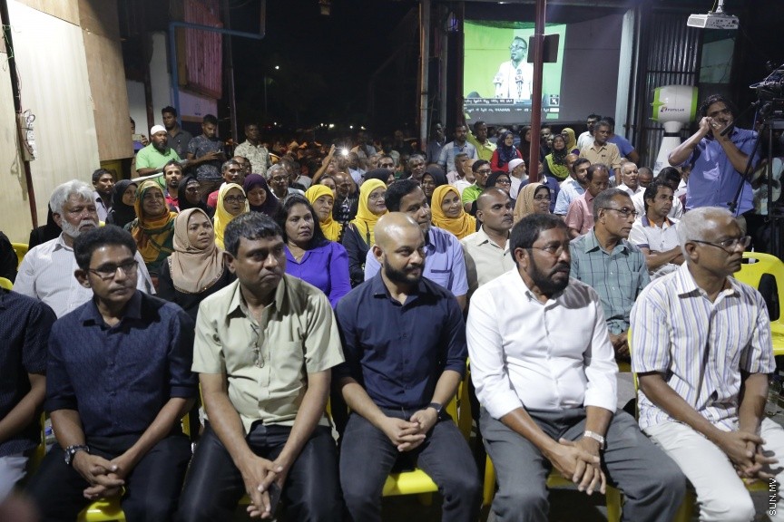 މޭ 17، 2017: އިދިކޮޅު ކޯލިޝަނުން އެމްޑީޕީ ހަރުގޭގައި ބޭއްވި ޖަލްސާ: ބަންދުން ދޫކޮށްލިއިރު ކުރި ޝަރުތުތައް މިއަދު އުވާލުމާއެކު ޖުމްހޫރީ ޕާޓީގެ ލީޑަރު ގާސިމް އިބްރާހީމް ވަނީ މިރޭގެ ޖަލްސާގައި ބައިވެރިވެވަޑައިންފައި --- ސަން ފޮޓޯ: ފަޔާޒު މޫސާ