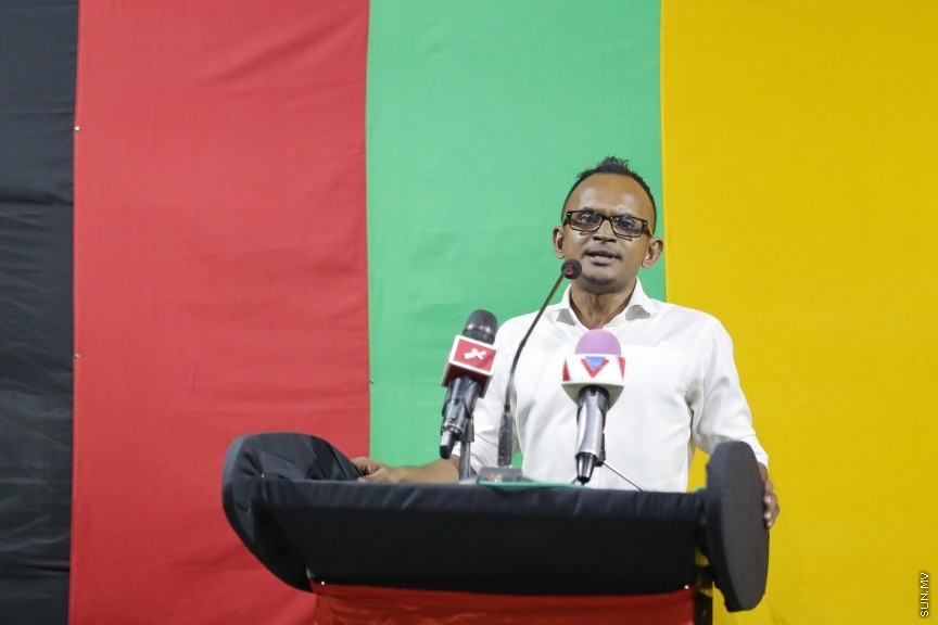 މޭ 17، 2017: އިދިކޮޅު ކޯލިޝަނުން އެމްޑީޕީ ހަރުގޭގައި ބޭއްވި ޖަލްސާ: ބަންދުން ދޫކޮށްލިއިރު ކުރި ޝަރުތުތައް މިއަދު އުވާލުމާއެކު ޖުމްހޫރީ ޕާޓީގެ ލީޑަރު ގާސިމް އިބްރާހީމް ވަނީ މިރޭގެ ޖަލްސާގައި ބައިވެރިވެވަޑައިންފައި --- ސަން ފޮޓޯ: ފަޔާޒު މޫސާ