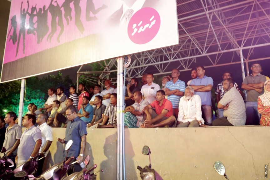 މޭ 17، 2017: އިދިކޮޅު ކޯލިޝަނުން އެމްޑީޕީ ހަރުގޭގައި ބޭއްވި ޖަލްސާ: ބަންދުން ދޫކޮށްލިއިރު ކުރި ޝަރުތުތައް މިއަދު އުވާލުމާއެކު ޖުމްހޫރީ ޕާޓީގެ ލީޑަރު ގާސިމް އިބްރާހީމް ވަނީ މިރޭގެ ޖަލްސާގައި ބައިވެރިވެވަޑައިންފައި --- ސަން ފޮޓޯ: ފަޔާޒު މޫސާ