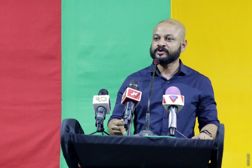މޭ 17، 2017: އިދިކޮޅު ކޯލިޝަނުން އެމްޑީޕީ ހަރުގޭގައި ބޭއްވި ޖަލްސާ: ބަންދުން ދޫކޮށްލިއިރު ކުރި ޝަރުތުތައް މިއަދު އުވާލުމާއެކު ޖުމްހޫރީ ޕާޓީގެ ލީޑަރު ގާސިމް އިބްރާހީމް ވަނީ މިރޭގެ ޖަލްސާގައި ބައިވެރިވެވަޑައިންފައި --- ސަން ފޮޓޯ: ފަޔާޒު މޫސާ
