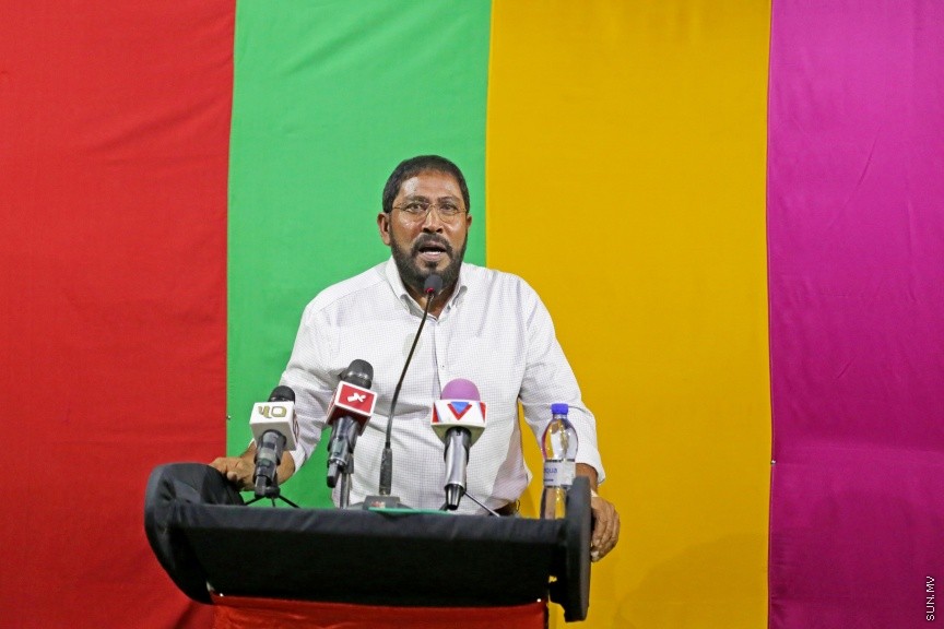 މޭ 17، 2017: އިދިކޮޅު ކޯލިޝަނުން އެމްޑީޕީ ހަރުގޭގައި ބޭއްވި ޖަލްސާ: ބަންދުން ދޫކޮށްލިއިރު ކުރި ޝަރުތުތައް މިއަދު އުވާލުމާއެކު ޖުމްހޫރީ ޕާޓީގެ ލީޑަރު ގާސިމް އިބްރާހީމް ވަނީ މިރޭގެ ޖަލްސާގައި ބައިވެރިވެވަޑައިންފައި --- ސަން ފޮޓޯ: ފަޔާޒު މޫސާ
