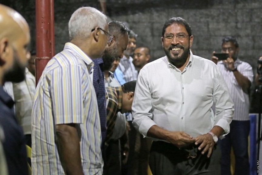 މޭ 17، 2017: އިދިކޮޅު ކޯލިޝަނުން އެމްޑީޕީ ހަރުގޭގައި ބޭއްވި ޖަލްސާ: ބަންދުން ދޫކޮށްލިއިރު ކުރި ޝަރުތުތައް މިއަދު އުވާލުމާއެކު ޖުމްހޫރީ ޕާޓީގެ ލީޑަރު ގާސިމް އިބްރާހީމް ވަނީ މިރޭގެ ޖަލްސާގައި ބައިވެރިވެވަޑައިންފައި --- ސަން ފޮޓޯ: ފަޔާޒު މޫސާ