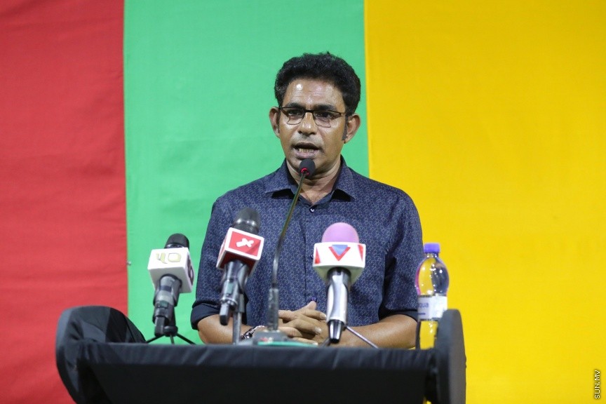 މޭ 17، 2017: އިދިކޮޅު ކޯލިޝަނުން އެމްޑީޕީ ހަރުގޭގައި ބޭއްވި ޖަލްސާ: ބަންދުން ދޫކޮށްލިއިރު ކުރި ޝަރުތުތައް މިއަދު އުވާލުމާއެކު ޖުމްހޫރީ ޕާޓީގެ ލީޑަރު ގާސިމް އިބްރާހީމް ވަނީ މިރޭގެ ޖަލްސާގައި ބައިވެރިވެވަޑައިންފައި --- ސަން ފޮޓޯ: ފަޔާޒު މޫސާ
