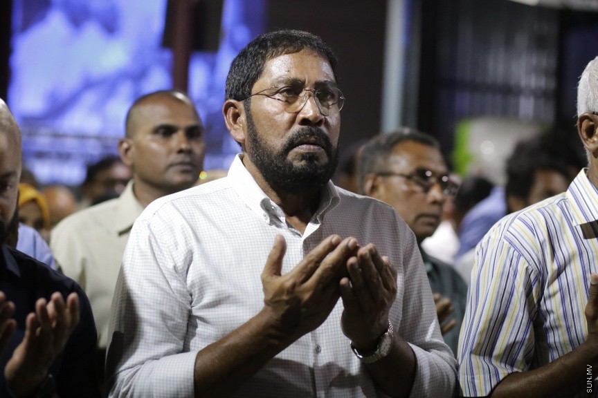 މޭ 17، 2017: އިދިކޮޅު ކޯލިޝަނުން އެމްޑީޕީ ހަރުގޭގައި ބޭއްވި ޖަލްސާ: ބަންދުން ދޫކޮށްލިއިރު ކުރި ޝަރުތުތައް މިއަދު އުވާލުމާއެކު ޖުމްހޫރީ ޕާޓީގެ ލީޑަރު ގާސިމް އިބްރާހީމް ވަނީ މިރޭގެ ޖަލްސާގައި ބައިވެރިވެވަޑައިންފައި --- ސަން ފޮޓޯ: ފަޔާޒު މޫސާ