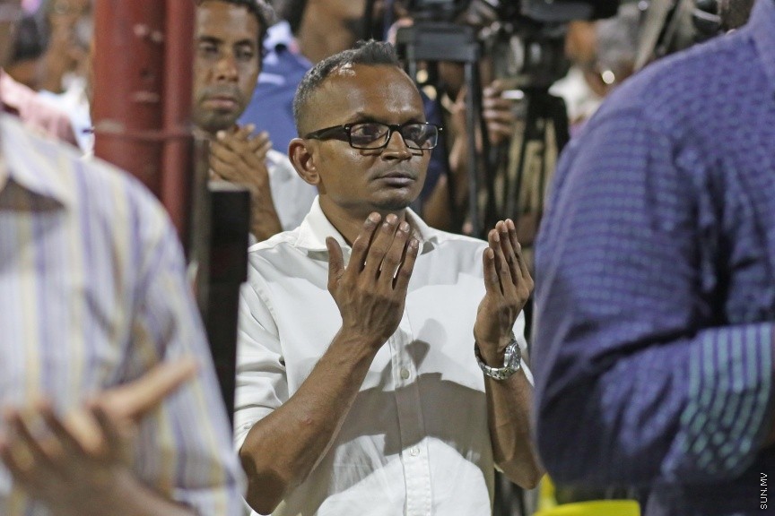 މޭ 17، 2017: އިދިކޮޅު ކޯލިޝަނުން އެމްޑީޕީ ހަރުގޭގައި ބޭއްވި ޖަލްސާ: ބަންދުން ދޫކޮށްލިއިރު ކުރި ޝަރުތުތައް މިއަދު އުވާލުމާއެކު ޖުމްހޫރީ ޕާޓީގެ ލީޑަރު ގާސިމް އިބްރާހީމް ވަނީ މިރޭގެ ޖަލްސާގައި ބައިވެރިވެވަޑައިންފައި --- ސަން ފޮޓޯ: ފަޔާޒު މޫސާ
