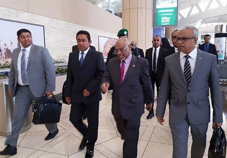 "ޢަރަބް އިސްލާމިކް އެމެރިކަން ސަމިޓް"ގައި ބައިވެރިވެވަޑައިގެންނެވުމަށް ޓަކައި، ސަޢޫދީ ޢަރަބިއްޔާގެ ރަސްގެފާނު ސަލްމާން ބިން ޢަބްދުލްޢަޒީޒް އާލް ސަޢޫދުގެ ދަޢުވަތަކަށް، ރައީސުލްޖުމްހޫރިއްޔާ ޢަބްދުﷲ ޔާމީން ޢަބްދުލްޤައްޔޫމް ސަޢޫދީ ޢަރަބިއްޔާއަށް ކުރައްވާ ރަސްމީ ދަތުރުފުޅެއްގައި  ރިޔާޒުގައި -- ސައުދީ މޯލްޑްވިސް އެމްބަސީ 