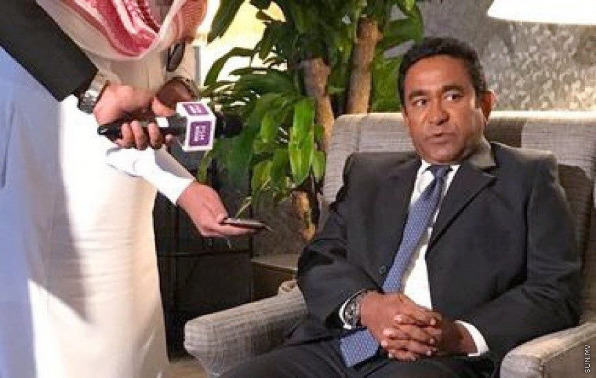 "ޢަރަބް އިސްލާމިކް އެމެރިކަން ސަމިޓް"ގައި ބައިވެރިވެވަޑައިގެންނެވުމަށް ޓަކައި، ސަޢޫދީ ޢަރަބިއްޔާގެ ރަސްގެފާނު ސަލްމާން ބިން ޢަބްދުލްޢަޒީޒް އާލް ސަޢޫދުގެ ދަޢުވަތަކަށް، ރައީސުލްޖުމްހޫރިއްޔާ ޢަބްދުﷲ ޔާމީން ޢަބްދުލްޤައްޔޫމް ސަޢޫދީ ޢަރަބިއްޔާއަށް ކުރައްވާ ރަސްމީ ދަތުރުފުޅެއްގައި  ރިޔާޒުގައި -- ސައުދީ މޯލްޑްވިސް އެމްބަސީ 