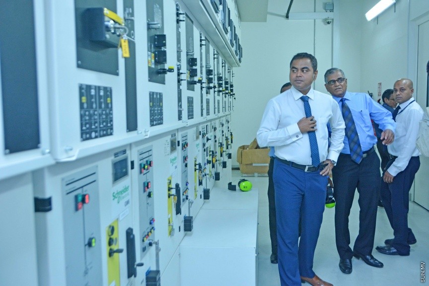 މޭ 21، 2017: މާލެއަށް ފޯރުކޮށްދޭ ކަރަންޓުގެ ހިދުމަތް އިތުރަށް ފުރިހަމަކޮށް ކަރަންޓު ކެނޑުމުގެ މައްސަލައަށް ހައްލެއް ހޯދުމަށް ސްޓެލްކޯ އިން ގެނައި 8.9 މެގަވޯޓްގެ މާ ޖަނަރޭޓަރު ހަރުކޮށް، ކަރަންޓް ދޭން ފުށުމަށް ބޭއްވި ހަފްލާގެ ތެރެއިން -- ސަން ފޮޓޯ/ ފަޔާޒު މޫސާ