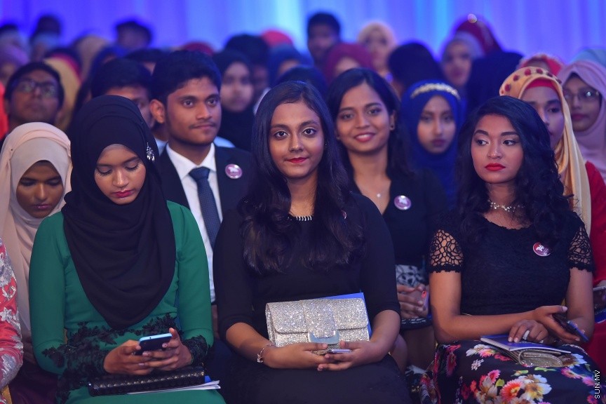 22 މެއި 2017: 2016 ވަނަ އަހަރުގެ އޭ ލެވެލްގެ ގަދަ 10 ގައި ހިމެނުނު ދަރިވަރުންނަށް އެވޯޑު ހަވާލު ކުރުމުގެ ރަސްމިއްޔާތުގެ ތެރެއިން---ސަން ފޮޓޯ/ މުހައްމަދު އަފްރާހް