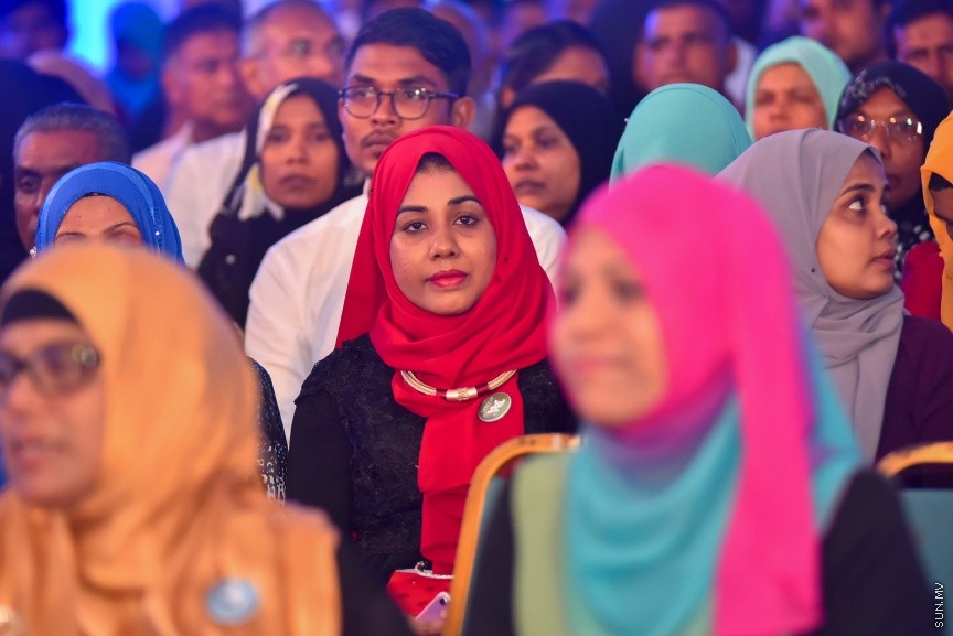 22 މެއި 2017: 2016 ވަނަ އަހަރުގެ އޭ ލެވެލްގެ ގަދަ 10 ގައި ހިމެނުނު ދަރިވަރުންނަށް އެވޯޑު ހަވާލު ކުރުމުގެ ރަސްމިއްޔާތުގެ ތެރެއިން---ސަން ފޮޓޯ/ މުހައްމަދު އަފްރާހް