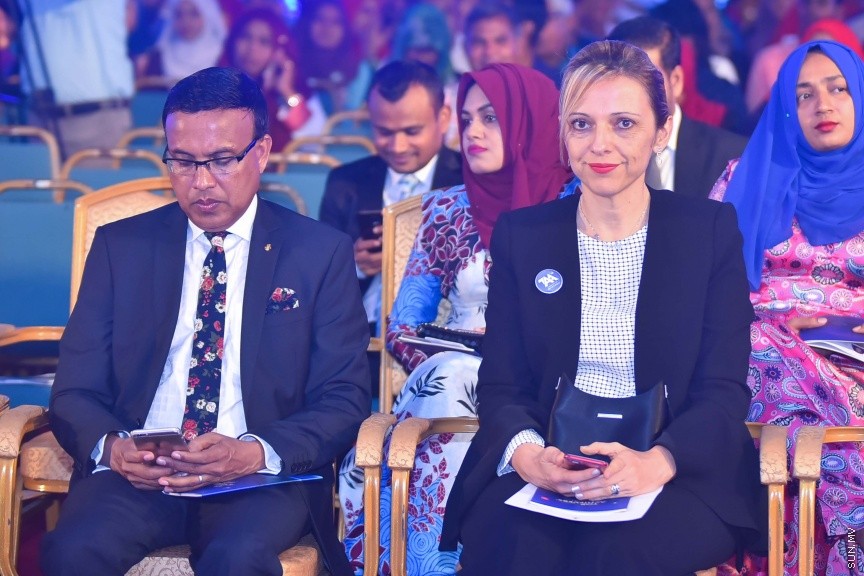 22 މެއި 2017: 2016 ވަނަ އަހަރުގެ އޭ ލެވެލްގެ ގަދަ 10 ގައި ހިމެނުނު ދަރިވަރުންނަށް އެވޯޑު ހަވާލު ކުރުމުގެ ރަސްމިއްޔާތުގެ ތެރެއިން---ސަން ފޮޓޯ/ މުހައްމަދު އަފްރާހް