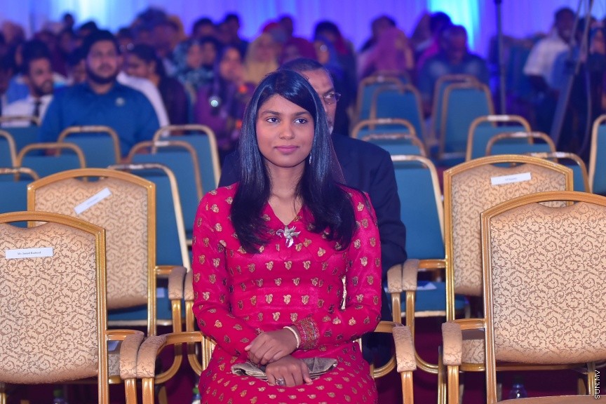 22 މެއި 2017: 2016 ވަނަ އަހަރުގެ އޭ ލެވެލްގެ ގަދަ 10 ގައި ހިމެނުނު ދަރިވަރުންނަށް އެވޯޑު ހަވާލު ކުރުމުގެ ރަސްމިއްޔާތުގެ ތެރެއިން---ސަން ފޮޓޯ/ މުހައްމަދު އަފްރާހް