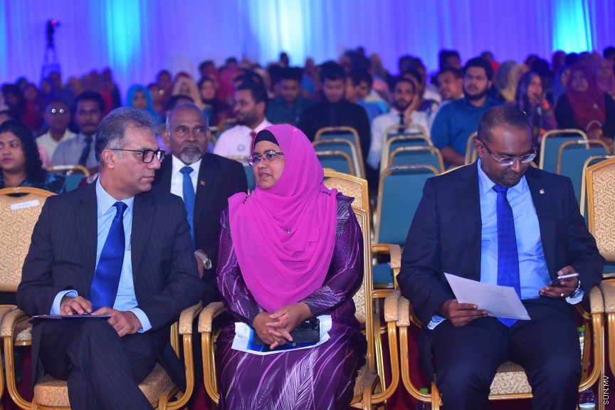 22 މެއި 2017: 2016 ވަނަ އަހަރުގެ އޭ ލެވެލްގެ ގަދަ 10 ގައި ހިމެނުނު ދަރިވަރުންނަށް އެވޯޑު ހަވާލު ކުރުމުގެ ރަސްމިއްޔާތުގެ ތެރެއިން---ސަން ފޮޓޯ/ މުހައްމަދު އަފްރާހް
