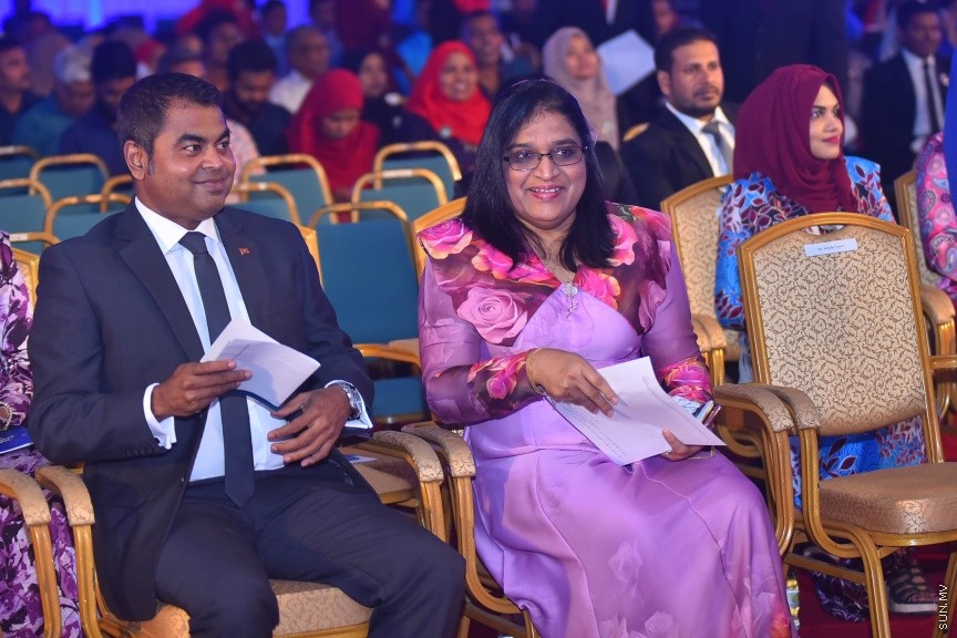 22 މެއި 2017: 2016 ވަނަ އަހަރުގެ އޭ ލެވެލްގެ ގަދަ 10 ގައި ހިމެނުނު ދަރިވަރުންނަށް އެވޯޑު ހަވާލު ކުރުމުގެ ރަސްމިއްޔާތުގެ ތެރެއިން---ސަން ފޮޓޯ/ މުހައްމަދު އަފްރާހް