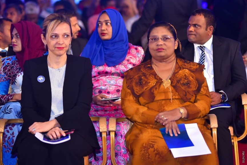 22 މެއި 2017: 2016 ވަނަ އަހަރުގެ އޭ ލެވެލްގެ ގަދަ 10 ގައި ހިމެނުނު ދަރިވަރުންނަށް އެވޯޑު ހަވާލު ކުރުމުގެ ރަސްމިއްޔާތުގެ ތެރެއިން---ސަން ފޮޓޯ/ މުހައްމަދު އަފްރާހް